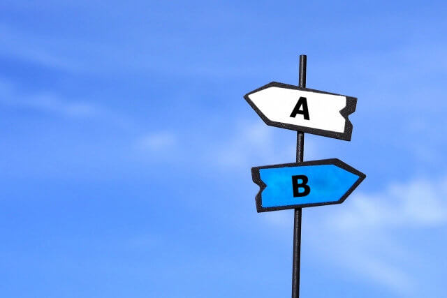 事業承継の方法をいくつかご紹介 | A・Bと書かれた標識の画像
